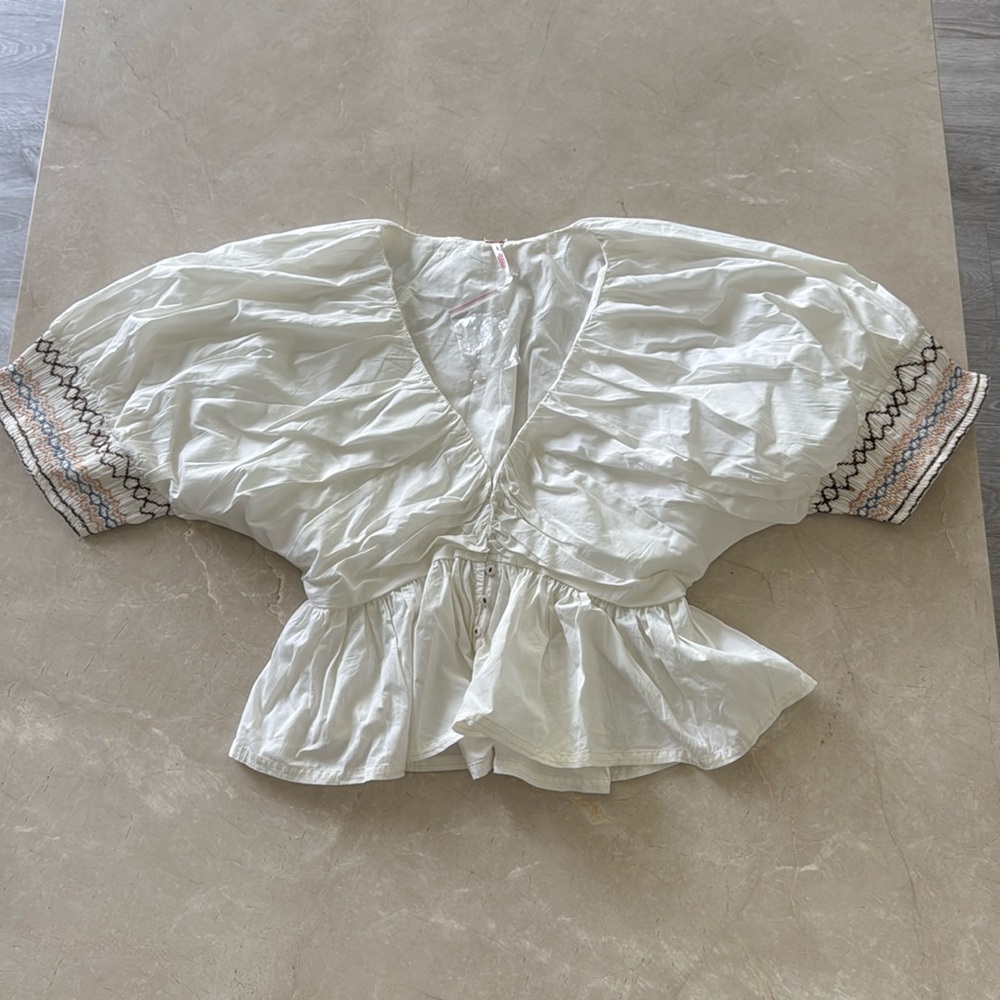 New Free People White V Neck Blouse w Puffy Short Sleeves Elastic Waist. XS.